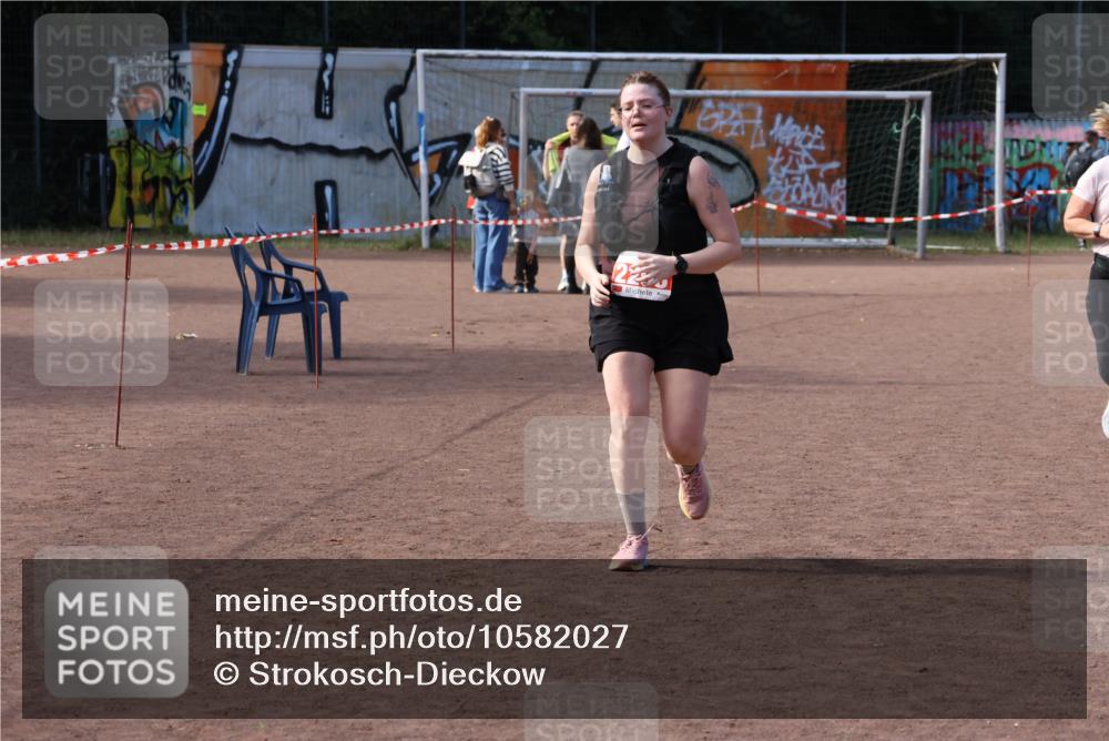 27.09.2026 - 35. Volkslauf durch das schöne Alstertal Strokosch-Dieckow http://msf.ph/oto/10582027 27.09.2026 13:10:17 Ziel 2106, 2109, 2298 meine-sportfotos.de