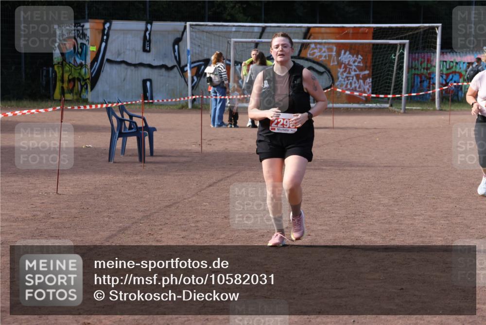 27.09.2026 - 35. Volkslauf durch das schöne Alstertal Strokosch-Dieckow http://msf.ph/oto/10582031 27.09.2026 13:10:17 Ziel 2106, 2109, 2298 meine-sportfotos.de
