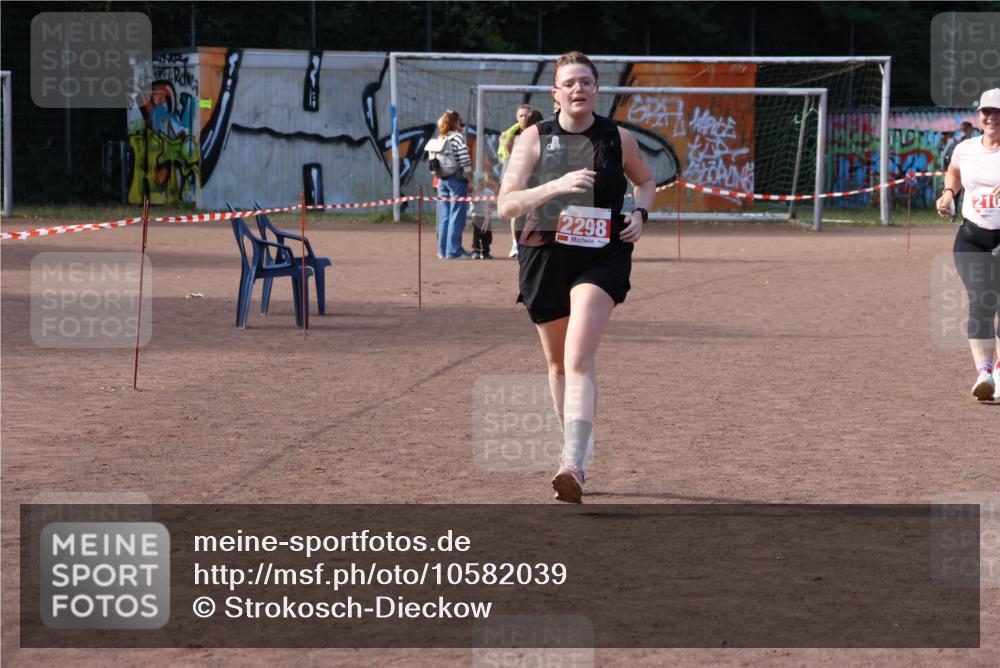 27.09.2026 - 35. Volkslauf durch das schöne Alstertal Strokosch-Dieckow http://msf.ph/oto/10582039 27.09.2026 13:10:17 Ziel 2106, 2109, 2298 meine-sportfotos.de