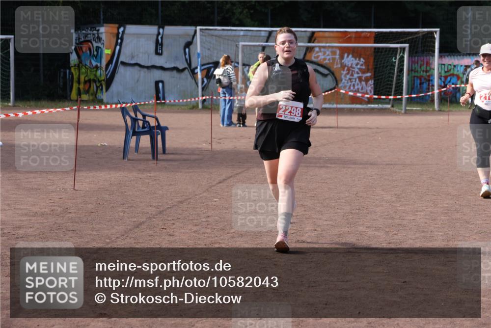 27.09.2026 - 35. Volkslauf durch das schöne Alstertal Strokosch-Dieckow http://msf.ph/oto/10582043 27.09.2026 13:10:17 Ziel 2106, 2109, 2298 meine-sportfotos.de