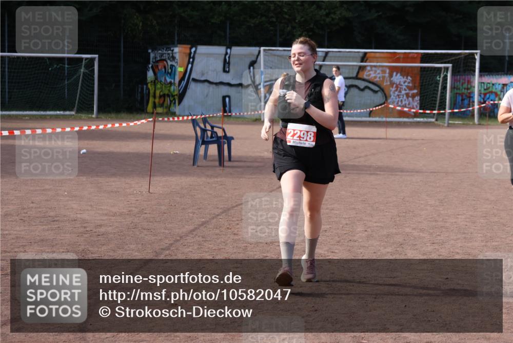 27.09.2026 - 35. Volkslauf durch das schöne Alstertal Strokosch-Dieckow http://msf.ph/oto/10582047 27.09.2026 13:10:18 Ziel 2106, 2109, 2298 meine-sportfotos.de