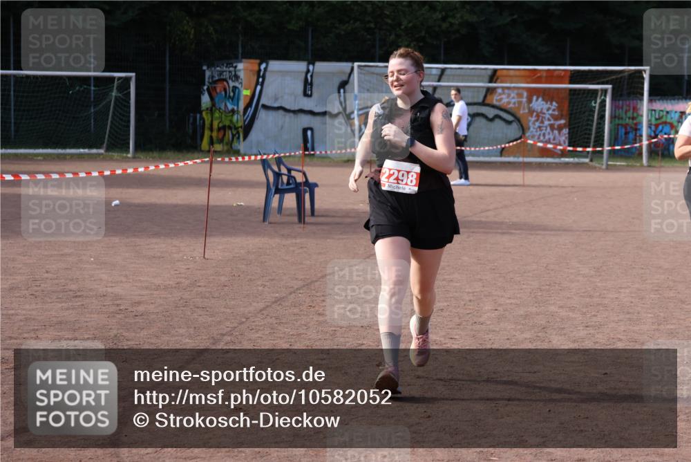 27.09.2026 - 35. Volkslauf durch das schöne Alstertal Strokosch-Dieckow http://msf.ph/oto/10582052 27.09.2026 13:10:18 Ziel 2106, 2109, 2298 meine-sportfotos.de