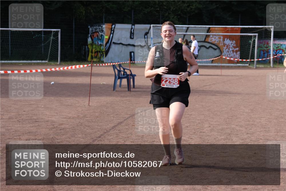 27.09.2026 - 35. Volkslauf durch das schöne Alstertal Strokosch-Dieckow http://msf.ph/oto/10582067 27.09.2026 13:10:18 Ziel 2106, 2109, 2298 meine-sportfotos.de