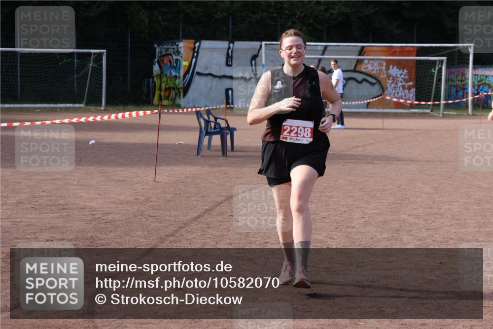 27.09.2026 - 35. Volkslauf durch das schöne Alstertal Strokosch-Dieckow http://msf.ph/oto/10582070 27.09.2026 13:10:18 Ziel 2106, 2109, 2298 meine-sportfotos.de