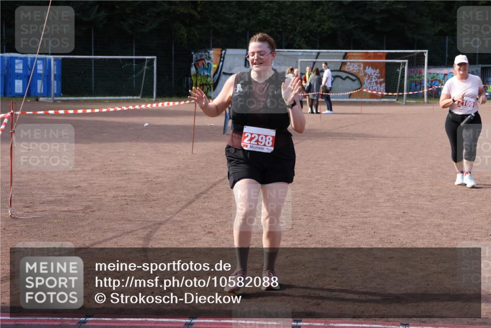 27.09.2026 - 35. Volkslauf durch das schöne Alstertal Strokosch-Dieckow http://msf.ph/oto/10582088 27.09.2026 13:10:20 Ziel 2106, 2109, 2298 meine-sportfotos.de