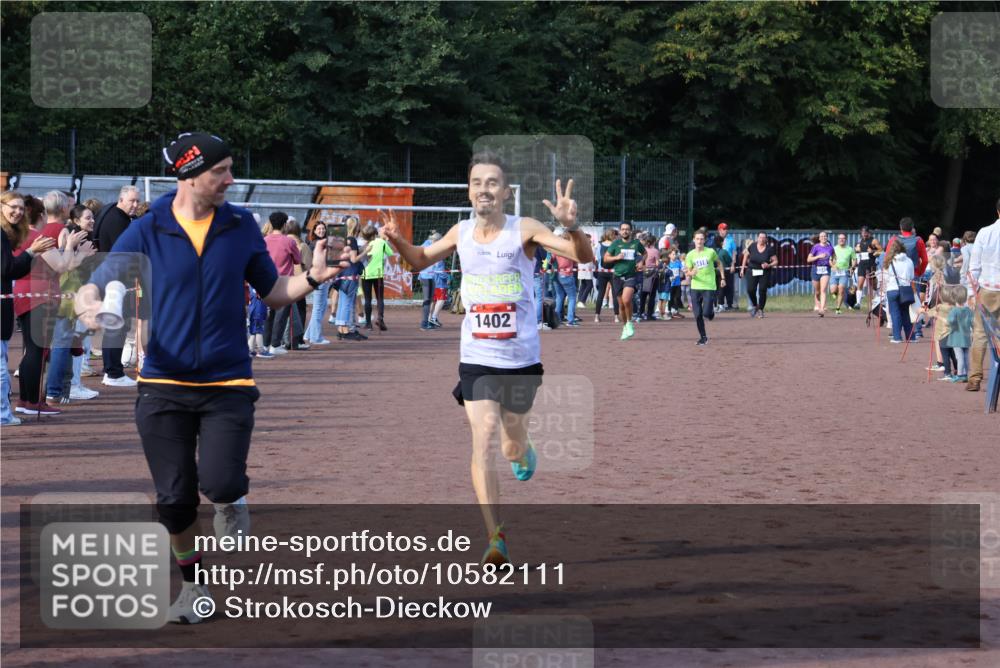 27.09.2026 - 35. Volkslauf durch das schöne Alstertal Strokosch-Dieckow http://msf.ph/oto/10582111 27.09.2026 11:19:14 Ziel 1402, 3418, 3959, 3961 meine-sportfotos.de