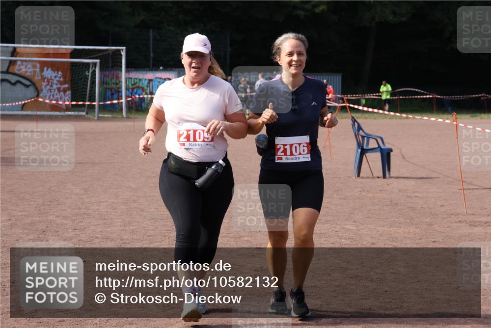 27.09.2026 - 35. Volkslauf durch das schöne Alstertal Strokosch-Dieckow http://msf.ph/oto/10582132 27.09.2026 13:10:22 Ziel 2106, 2109, 2298 meine-sportfotos.de