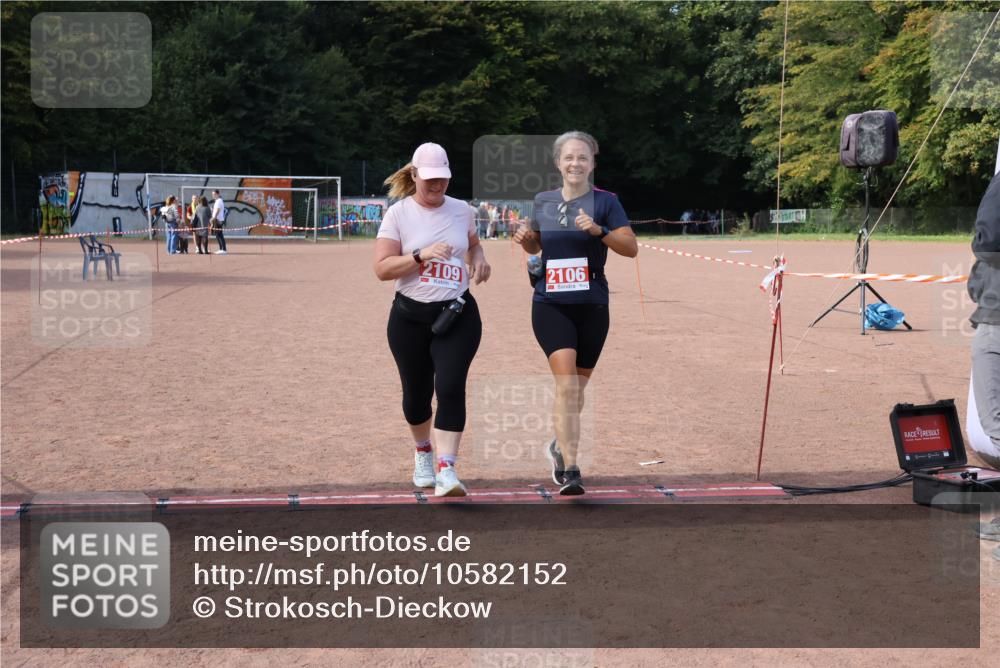27.09.2026 - 35. Volkslauf durch das schöne Alstertal Strokosch-Dieckow http://msf.ph/oto/10582152 27.09.2026 13:10:23 Ziel 2106, 2109, 2298 meine-sportfotos.de