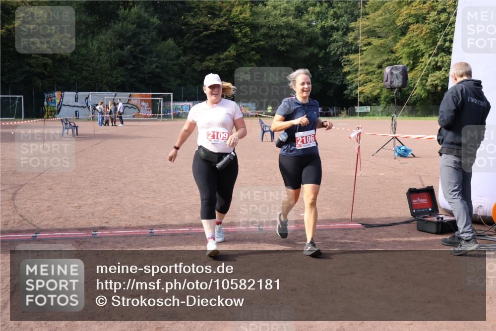 27.09.2026 - 35. Volkslauf durch das schöne Alstertal Strokosch-Dieckow http://msf.ph/oto/10582181 27.09.2026 13:10:24 Ziel 2106, 2109 meine-sportfotos.de
