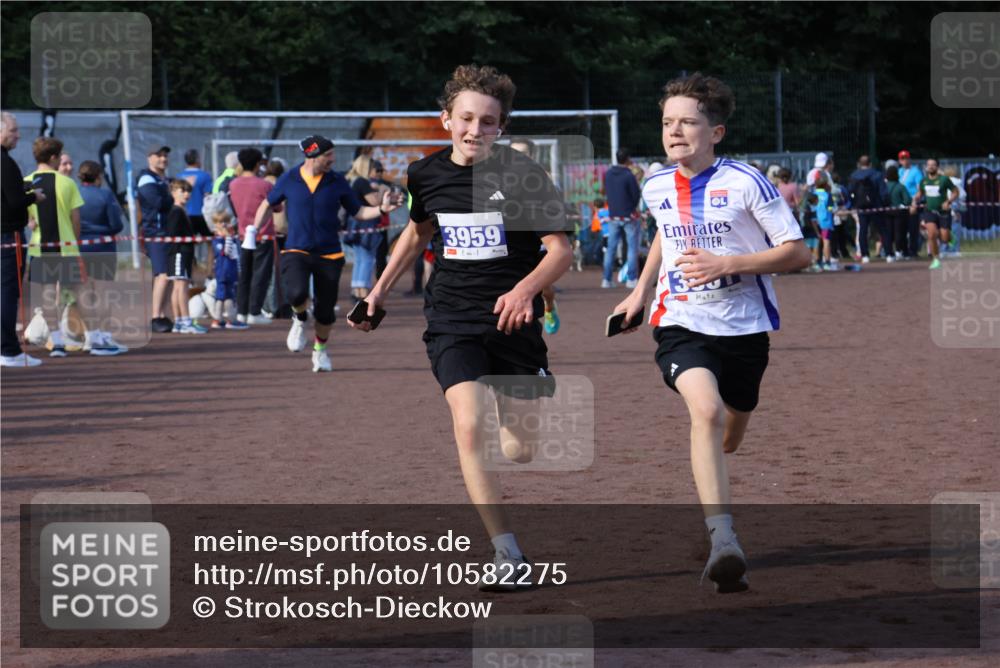 27.09.2026 - 35. Volkslauf durch das schöne Alstertal Strokosch-Dieckow http://msf.ph/oto/10582275 27.09.2026 11:19:10 Ziel 1402, 3959, 3961 meine-sportfotos.de
