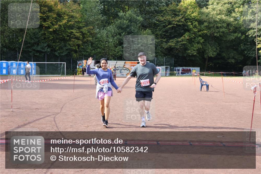 27.09.2026 - 35. Volkslauf durch das schöne Alstertal Strokosch-Dieckow http://msf.ph/oto/10582342 27.09.2026 13:15:41 Ziel 2102, 2203 meine-sportfotos.de