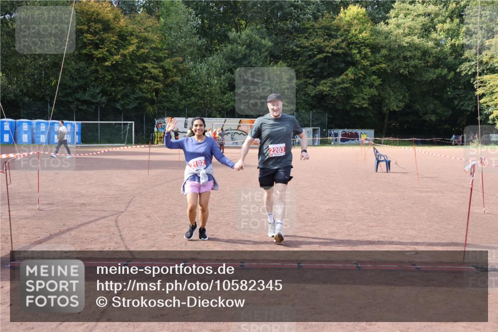 27.09.2026 - 35. Volkslauf durch das schöne Alstertal Strokosch-Dieckow http://msf.ph/oto/10582345 27.09.2026 13:15:41 Ziel 2102, 2203 meine-sportfotos.de