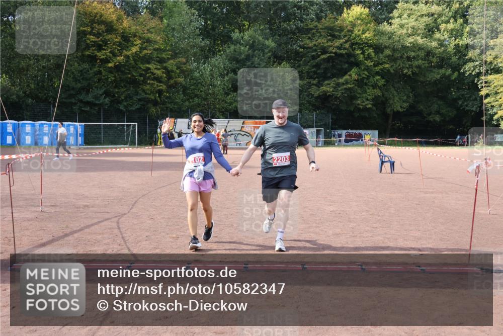 27.09.2026 - 35. Volkslauf durch das schöne Alstertal Strokosch-Dieckow http://msf.ph/oto/10582347 27.09.2026 13:15:42 Ziel 2102, 2203 meine-sportfotos.de