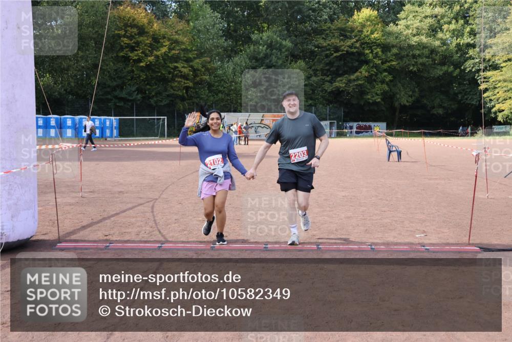 27.09.2026 - 35. Volkslauf durch das schöne Alstertal Strokosch-Dieckow http://msf.ph/oto/10582349 27.09.2026 13:15:42 Ziel 2102, 2203 meine-sportfotos.de