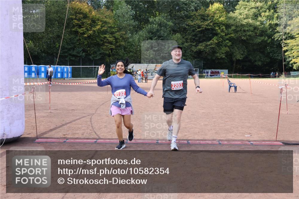 27.09.2026 - 35. Volkslauf durch das schöne Alstertal Strokosch-Dieckow http://msf.ph/oto/10582354 27.09.2026 13:15:42 Ziel 2102, 2203 meine-sportfotos.de