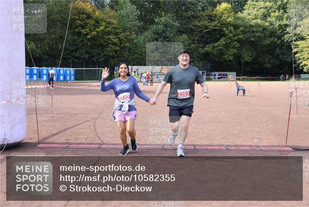 27.09.2026 - 35. Volkslauf durch das schöne Alstertal Strokosch-Dieckow http://msf.ph/oto/10582355 27.09.2026 13:15:42 Ziel 2102, 2203 meine-sportfotos.de