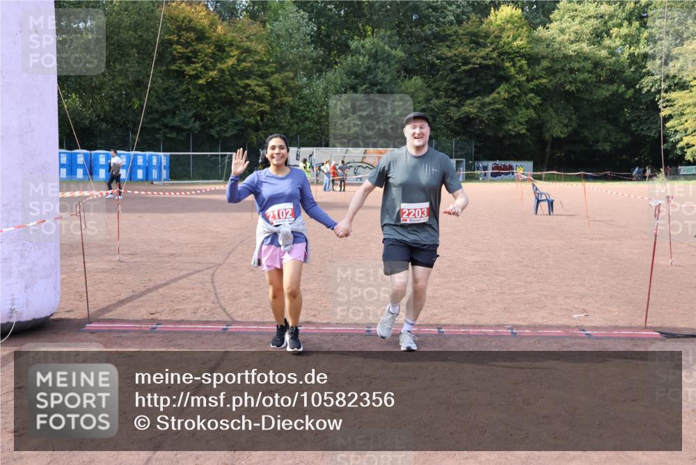 27.09.2026 - 35. Volkslauf durch das schöne Alstertal Strokosch-Dieckow http://msf.ph/oto/10582356 27.09.2026 13:15:42 Ziel 2102, 2203 meine-sportfotos.de