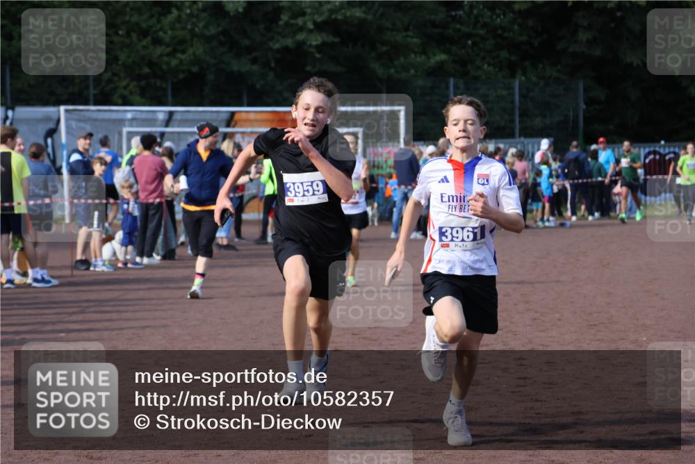 27.09.2026 - 35. Volkslauf durch das schöne Alstertal Strokosch-Dieckow http://msf.ph/oto/10582357 27.09.2026 11:19:10 Ziel 1402, 3959, 3961 meine-sportfotos.de