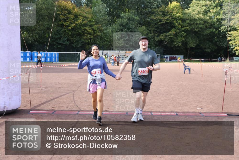 27.09.2026 - 35. Volkslauf durch das schöne Alstertal Strokosch-Dieckow http://msf.ph/oto/10582358 27.09.2026 13:15:43 Ziel 2102, 2203 meine-sportfotos.de