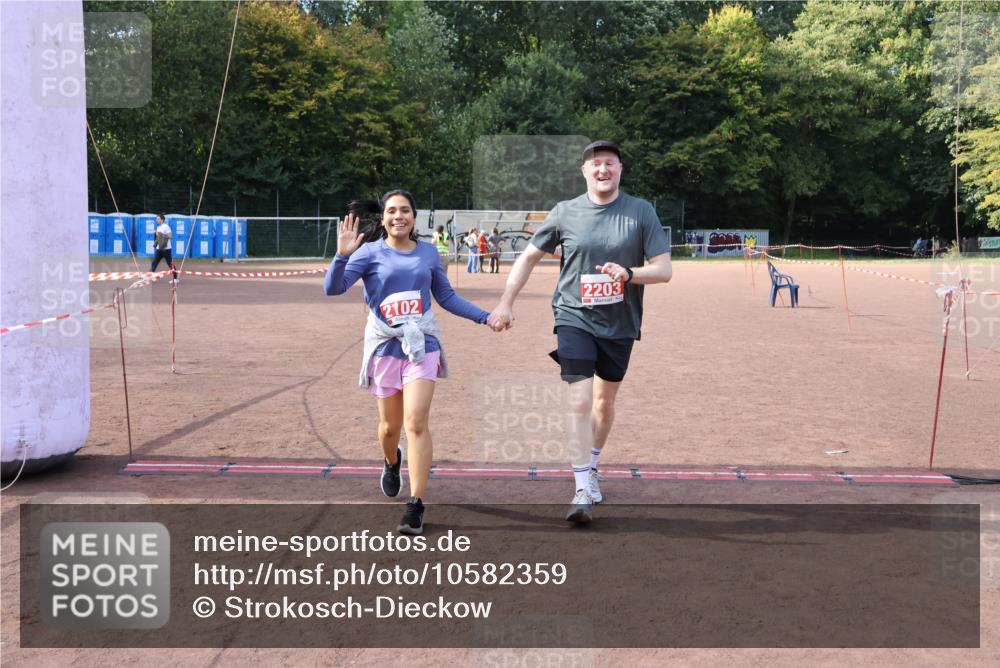 27.09.2026 - 35. Volkslauf durch das schöne Alstertal Strokosch-Dieckow http://msf.ph/oto/10582359 27.09.2026 13:15:43 Ziel 2102, 2203 meine-sportfotos.de
