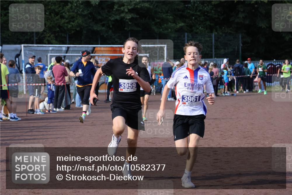 27.09.2026 - 35. Volkslauf durch das schöne Alstertal Strokosch-Dieckow http://msf.ph/oto/10582377 27.09.2026 11:19:10 Ziel 1402, 3959, 3961 meine-sportfotos.de