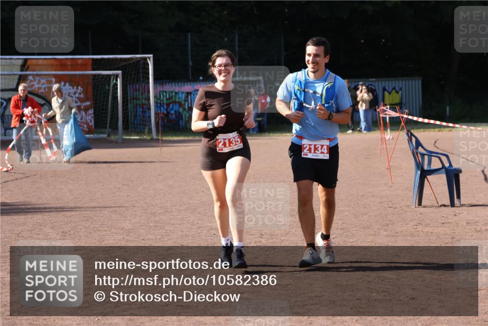 27.09.2026 - 35. Volkslauf durch das schöne Alstertal Strokosch-Dieckow http://msf.ph/oto/10582386 27.09.2026 13:28:06 Ziel 2134, 2135 meine-sportfotos.de