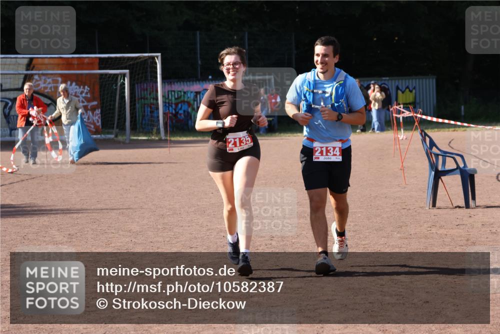 27.09.2026 - 35. Volkslauf durch das schöne Alstertal Strokosch-Dieckow http://msf.ph/oto/10582387 27.09.2026 13:28:07 Ziel 2134, 2135 meine-sportfotos.de