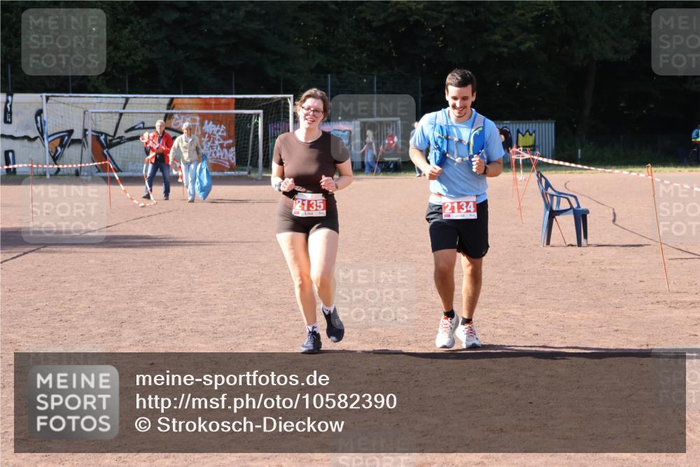 27.09.2026 - 35. Volkslauf durch das schöne Alstertal Strokosch-Dieckow http://msf.ph/oto/10582390 27.09.2026 13:28:08 Ziel 2134, 2135 meine-sportfotos.de