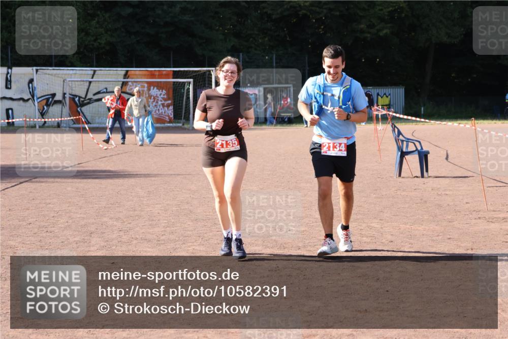 27.09.2026 - 35. Volkslauf durch das schöne Alstertal Strokosch-Dieckow http://msf.ph/oto/10582391 27.09.2026 13:28:08 Ziel 2134, 2135 meine-sportfotos.de