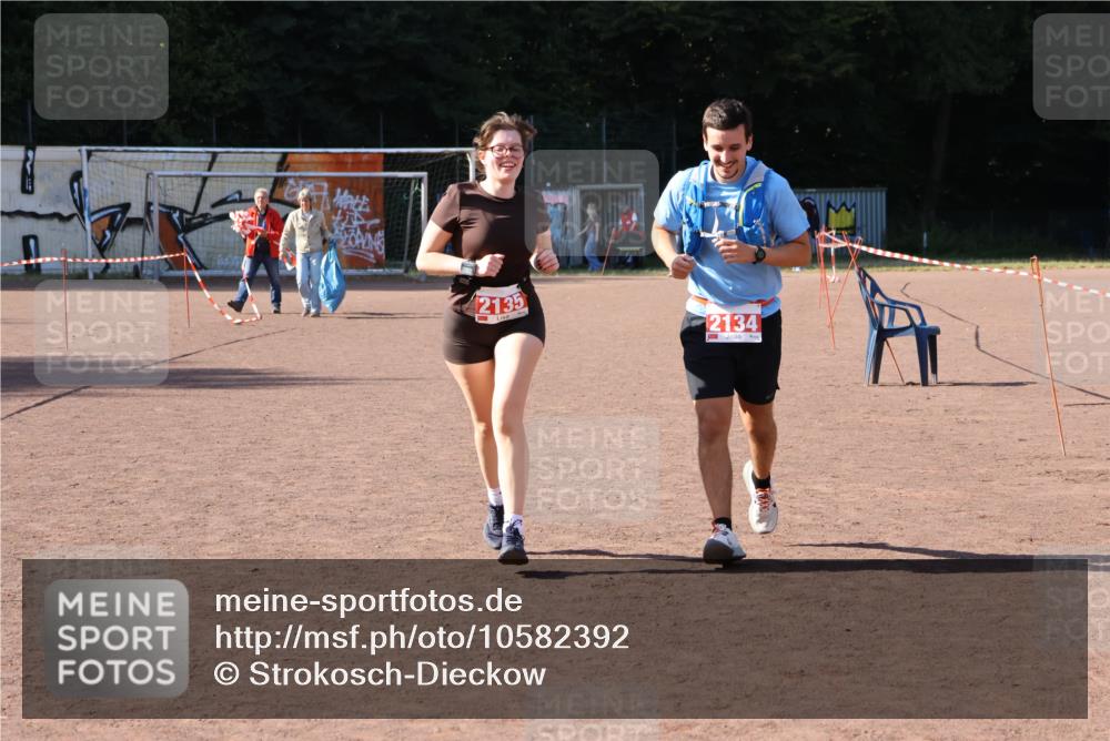 27.09.2026 - 35. Volkslauf durch das schöne Alstertal Strokosch-Dieckow http://msf.ph/oto/10582392 27.09.2026 13:28:08 Ziel 2134, 2135 meine-sportfotos.de