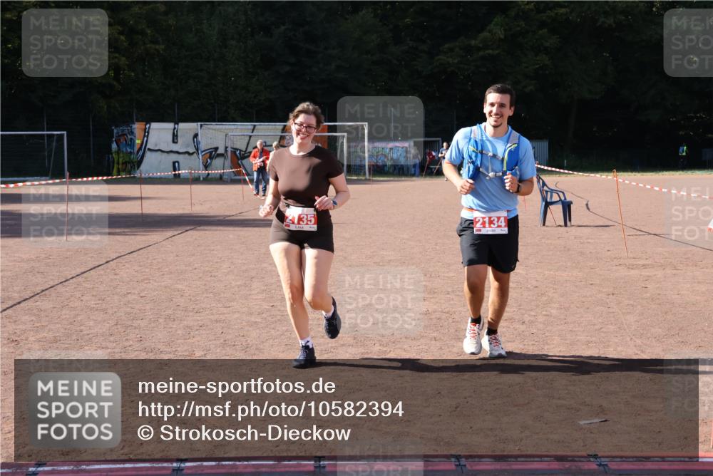 27.09.2026 - 35. Volkslauf durch das schöne Alstertal Strokosch-Dieckow http://msf.ph/oto/10582394 27.09.2026 13:28:09 Ziel 2134, 2135 meine-sportfotos.de
