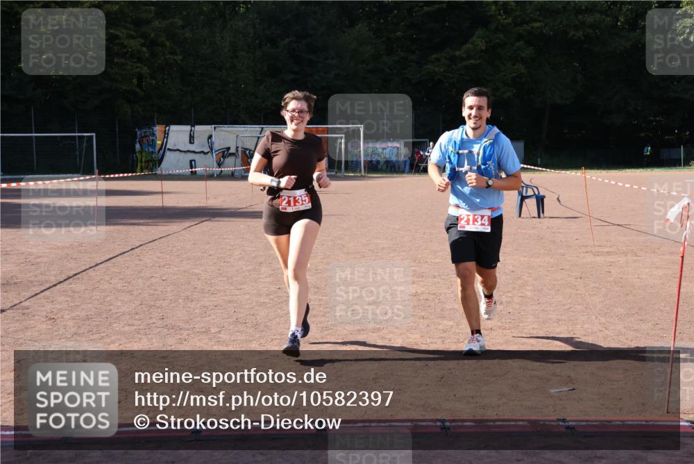 27.09.2026 - 35. Volkslauf durch das schöne Alstertal Strokosch-Dieckow http://msf.ph/oto/10582397 27.09.2026 13:28:10 Ziel 2134, 2135 meine-sportfotos.de
