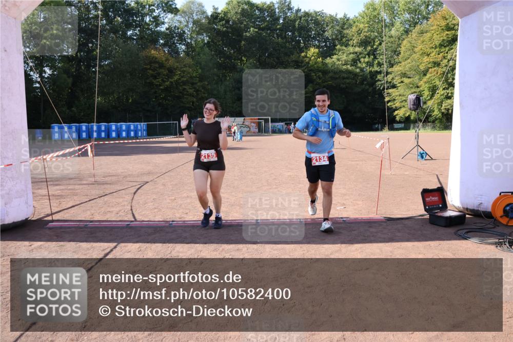 27.09.2026 - 35. Volkslauf durch das schöne Alstertal Strokosch-Dieckow http://msf.ph/oto/10582400 27.09.2026 13:28:11 Ziel 2134, 2135 meine-sportfotos.de