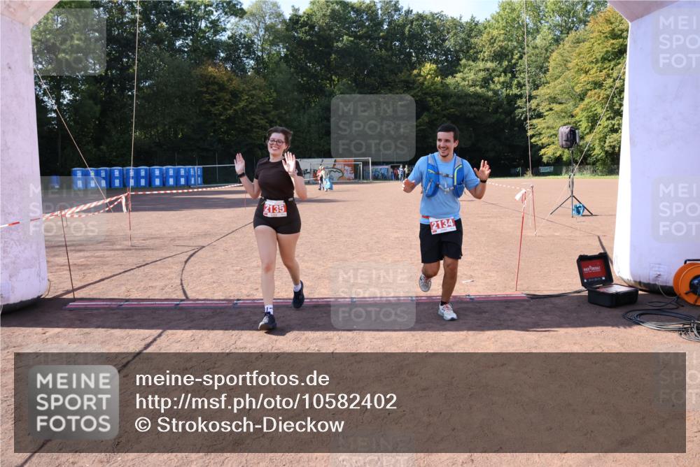 27.09.2026 - 35. Volkslauf durch das schöne Alstertal Strokosch-Dieckow http://msf.ph/oto/10582402 27.09.2026 13:28:11 Ziel 2134, 2135 meine-sportfotos.de
