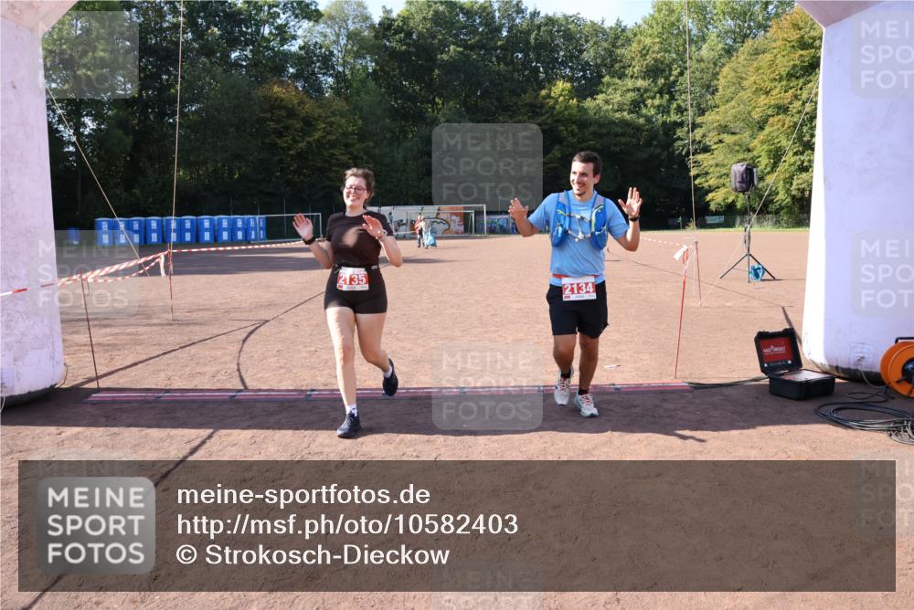 27.09.2026 - 35. Volkslauf durch das schöne Alstertal Strokosch-Dieckow http://msf.ph/oto/10582403 27.09.2026 13:28:11 Ziel 2134, 2135 meine-sportfotos.de