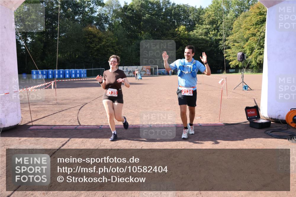 27.09.2026 - 35. Volkslauf durch das schöne Alstertal Strokosch-Dieckow http://msf.ph/oto/10582404 27.09.2026 13:28:11 Ziel 2134, 2135 meine-sportfotos.de