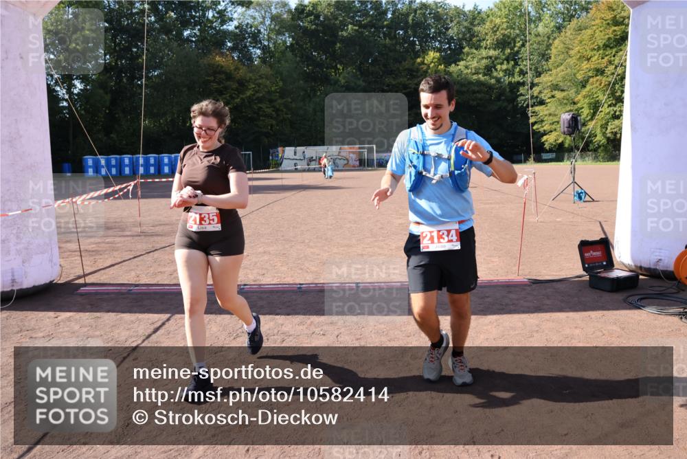 27.09.2026 - 35. Volkslauf durch das schöne Alstertal Strokosch-Dieckow http://msf.ph/oto/10582414 27.09.2026 13:28:12 Ziel 2134, 2135 meine-sportfotos.de