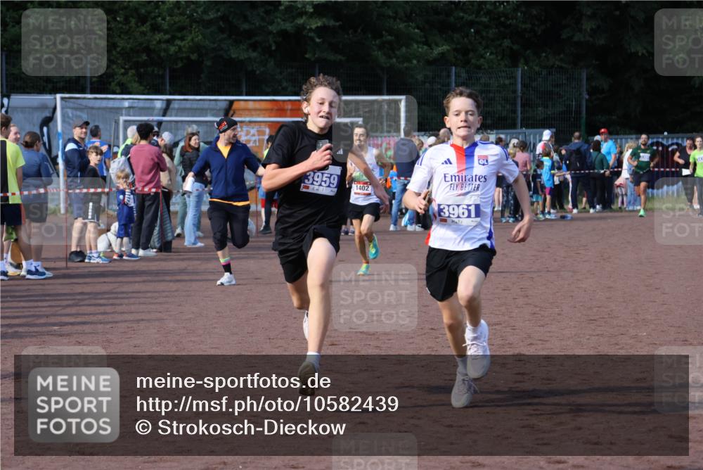 27.09.2026 - 35. Volkslauf durch das schöne Alstertal Strokosch-Dieckow http://msf.ph/oto/10582439 27.09.2026 11:19:10 Ziel 1402, 3959, 3961 meine-sportfotos.de
