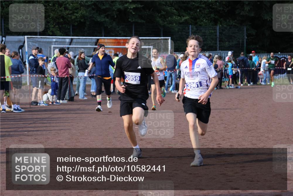 27.09.2026 - 35. Volkslauf durch das schöne Alstertal Strokosch-Dieckow http://msf.ph/oto/10582441 27.09.2026 11:19:10 Ziel 1402, 3959, 3961 meine-sportfotos.de