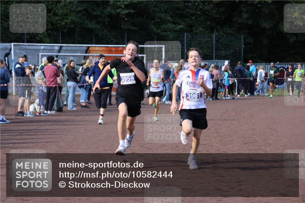 27.09.2026 - 35. Volkslauf durch das schöne Alstertal Strokosch-Dieckow http://msf.ph/oto/10582444 27.09.2026 11:19:09 Ziel 1402, 3959, 3961 meine-sportfotos.de