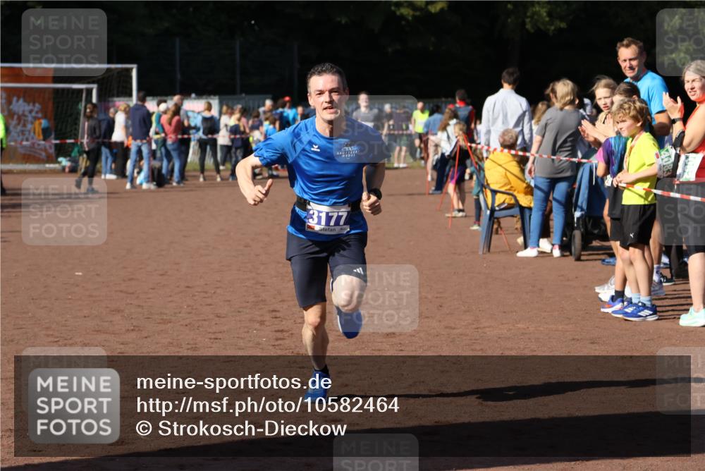 27.09.2026 - 35. Volkslauf durch das schöne Alstertal Strokosch-Dieckow http://msf.ph/oto/10582464 27.09.2026 11:18:24 Ziel 3177, 3243, 3391 meine-sportfotos.de
