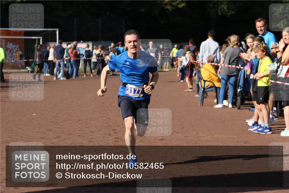 27.09.2026 - 35. Volkslauf durch das schöne Alstertal Strokosch-Dieckow http://msf.ph/oto/10582465 27.09.2026 11:18:24 Ziel 3177, 3243, 3391 meine-sportfotos.de