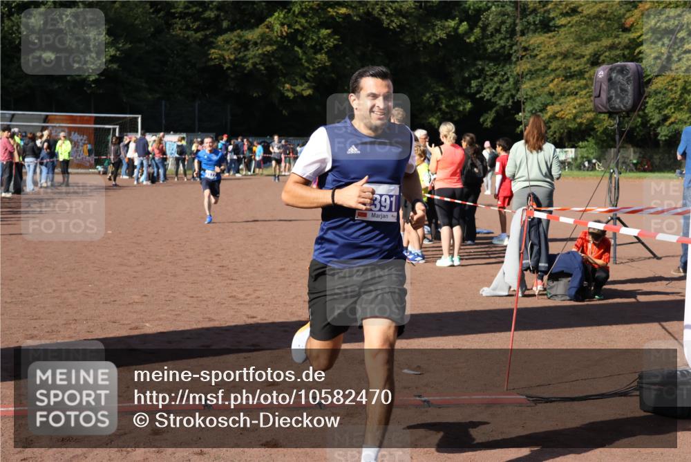 27.09.2026 - 35. Volkslauf durch das schöne Alstertal Strokosch-Dieckow http://msf.ph/oto/10582470 27.09.2026 11:18:22 Ziel 3176, 3177, 3391, 3431 meine-sportfotos.de