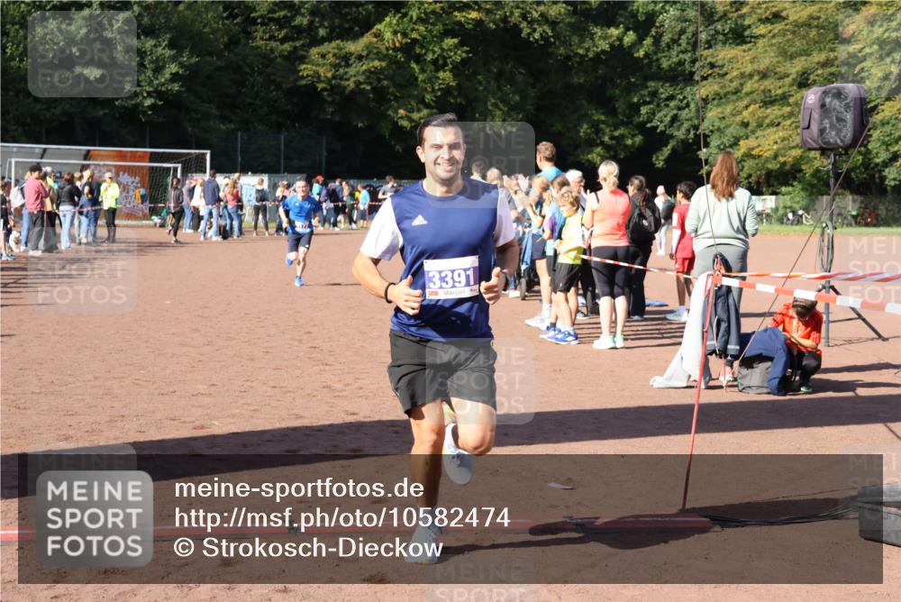 27.09.2026 - 35. Volkslauf durch das schöne Alstertal Strokosch-Dieckow http://msf.ph/oto/10582474 27.09.2026 11:18:22 Ziel 3176, 3177, 3391, 3431 meine-sportfotos.de