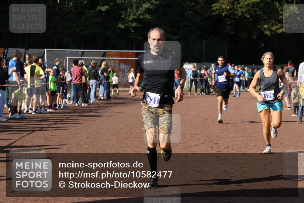 27.09.2026 - 35. Volkslauf durch das schöne Alstertal Strokosch-Dieckow http://msf.ph/oto/10582477 27.09.2026 11:18:17 Ziel 3176, 3177, 3391, 3431 meine-sportfotos.de