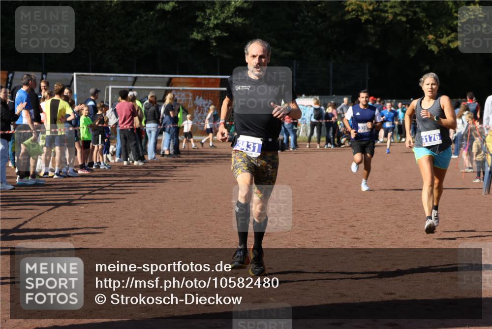 27.09.2026 - 35. Volkslauf durch das schöne Alstertal Strokosch-Dieckow http://msf.ph/oto/10582480 27.09.2026 11:18:17 Ziel 3176, 3177, 3391, 3431 meine-sportfotos.de