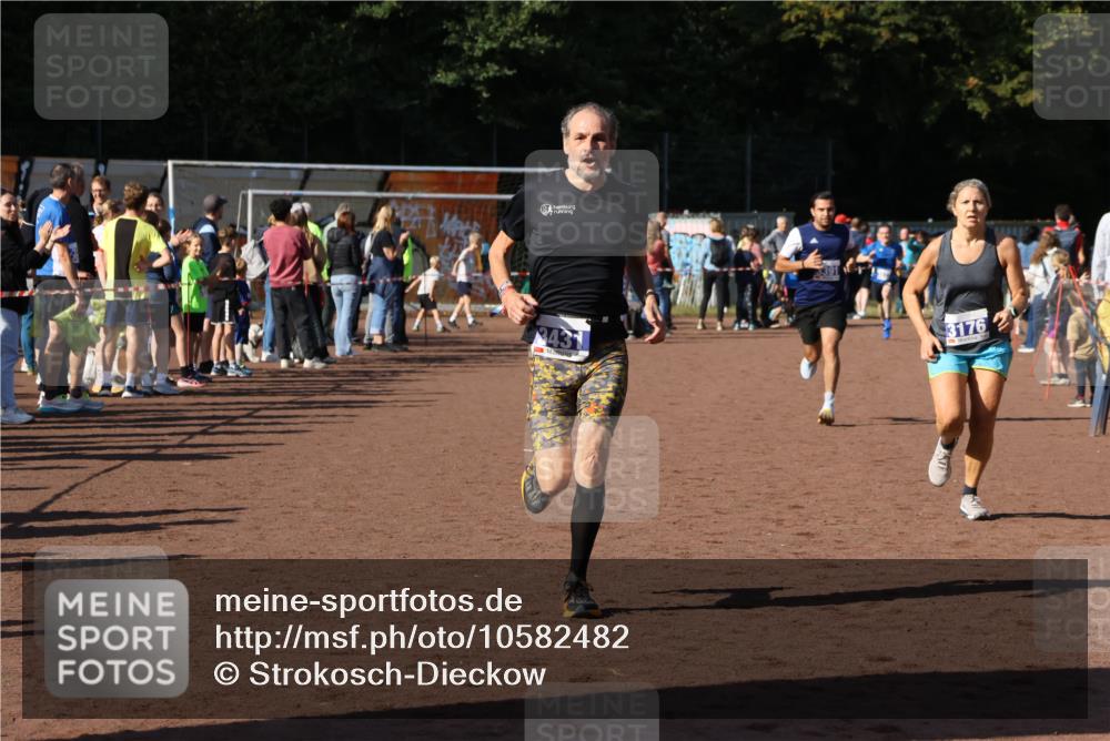 27.09.2026 - 35. Volkslauf durch das schöne Alstertal Strokosch-Dieckow http://msf.ph/oto/10582482 27.09.2026 11:18:17 Ziel 3176, 3177, 3391, 3431 meine-sportfotos.de