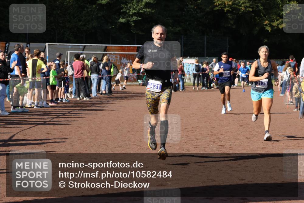 27.09.2026 - 35. Volkslauf durch das schöne Alstertal Strokosch-Dieckow http://msf.ph/oto/10582484 27.09.2026 11:18:17 Ziel 3176, 3177, 3391, 3431 meine-sportfotos.de