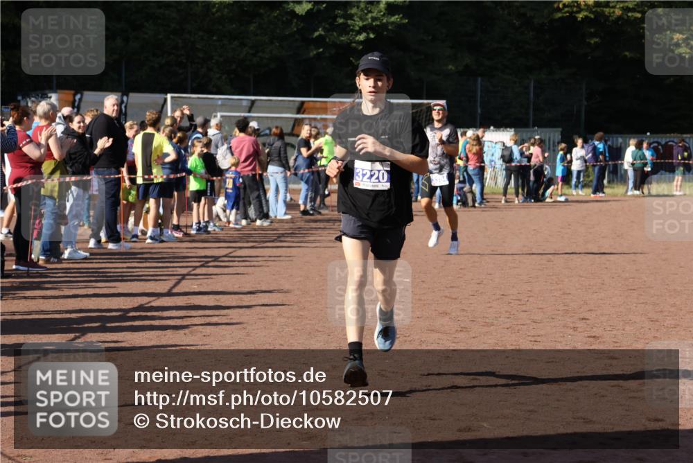 27.09.2026 - 35. Volkslauf durch das schöne Alstertal Strokosch-Dieckow http://msf.ph/oto/10582507 27.09.2026 11:17:55 Ziel 3220, 3384 meine-sportfotos.de