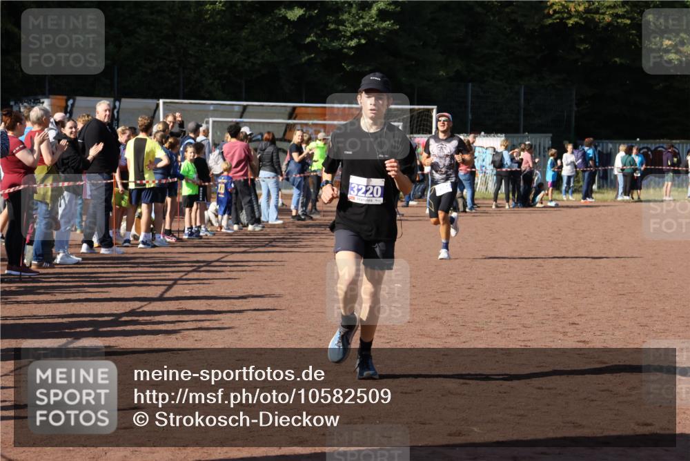 27.09.2026 - 35. Volkslauf durch das schöne Alstertal Strokosch-Dieckow http://msf.ph/oto/10582509 27.09.2026 11:17:55 Ziel 3220, 3384 meine-sportfotos.de